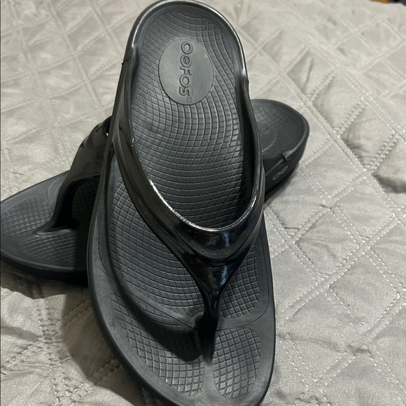 OOFOS Black Comfort Sandals - Picture 1 of 8